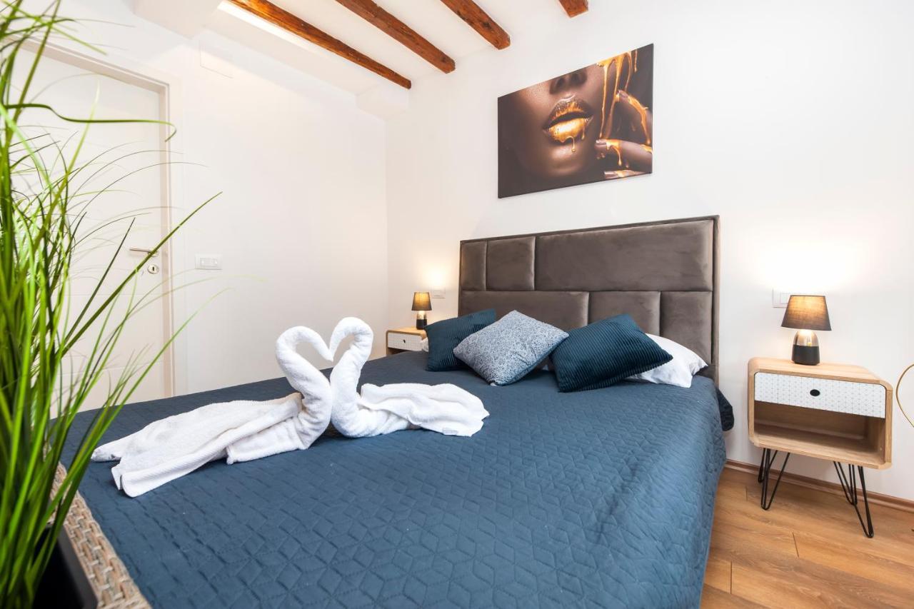 The Yellow House Apartments Rovinj Exterior photo